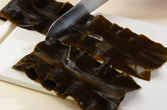 鶏もも肉の昆布巻き（圧力鍋）の作り方の手順1