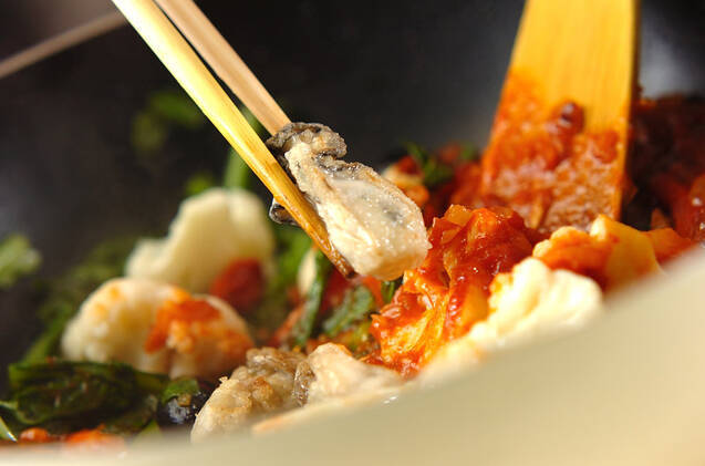 カキと菊菜のアラビアータの作り方の手順9