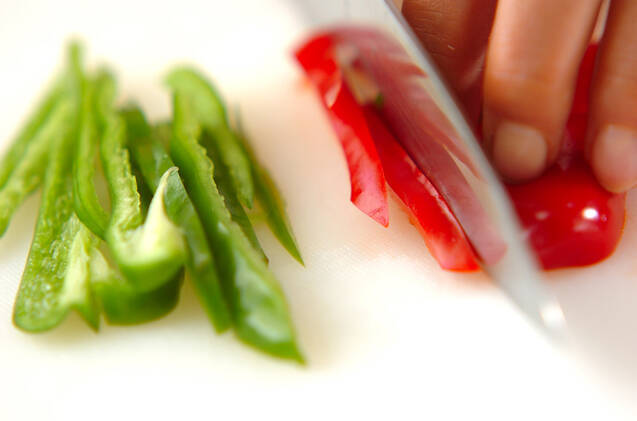 2色ピーマンきんぴらの作り方の手順1