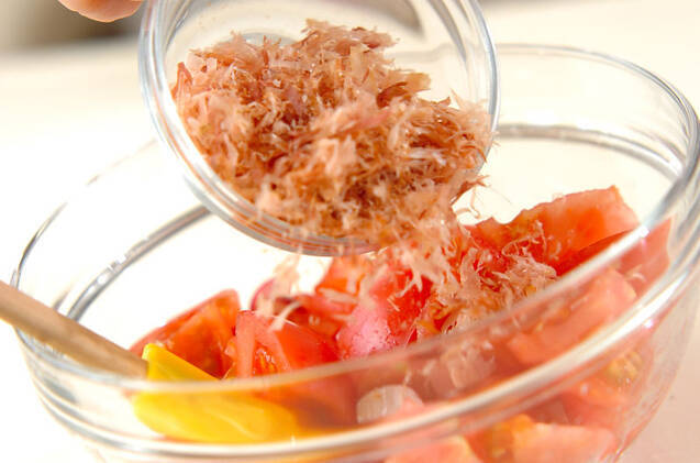 トマトのおかかじょうゆ和えの作り方の手順3