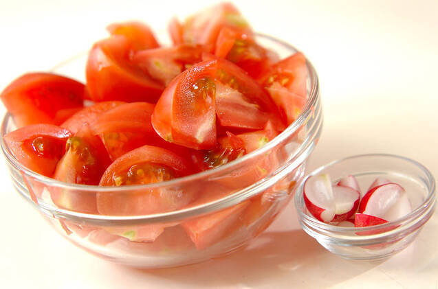トマトのおかかじょうゆ和えの作り方の手順1