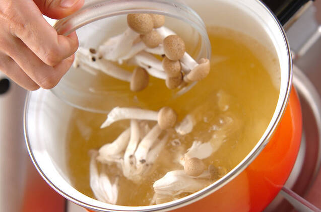 シメジと油揚げのみそ汁の作り方の手順4