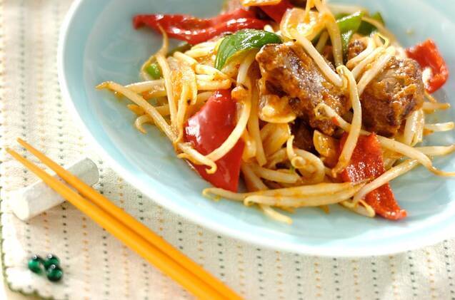 青いお皿に盛られた鶏レバーの味噌炒め