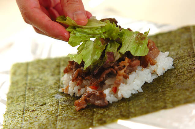 梅ご飯でサッパリ！焼肉のおにぎらずの作り方の手順3