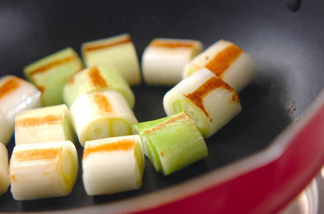 焼き白ネギの麦みそ汁の作り方の手順1