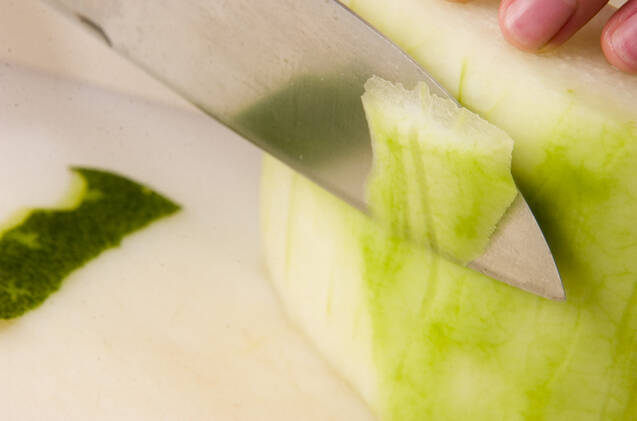 鶏肉と冬瓜のカレー煮の作り方の手順1