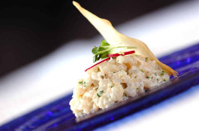 青い皿に盛りつけられた貝柱と鯛のタルタル