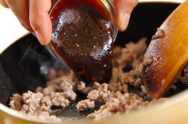 甘みそひき肉の混ぜご飯の作り方の手順1