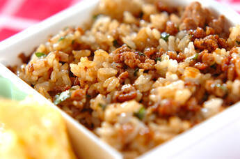 甘みそひき肉の混ぜご飯