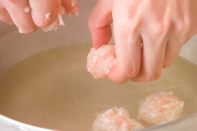 うまみたっぷり！鶏つくねの具だくさんスープの作り方の手順2