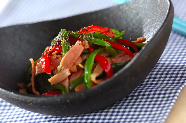 黒い小鉢に盛り付けたピーマンのソテーマリネ