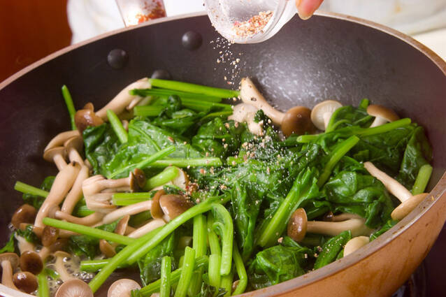 ほうれん草シメジソテーの作り方の手順3