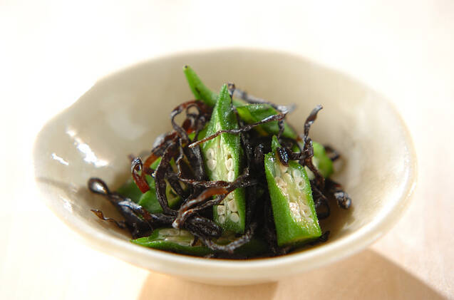白い小鉢に入ったオクラの塩昆布和え