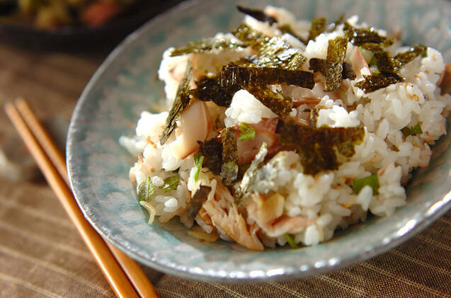 丸皿に盛られた干物ホッケの混ぜ寿司