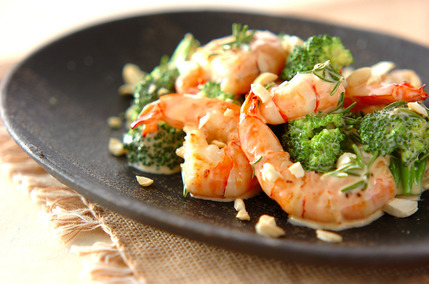 ナッツとハーブのエビマヨ