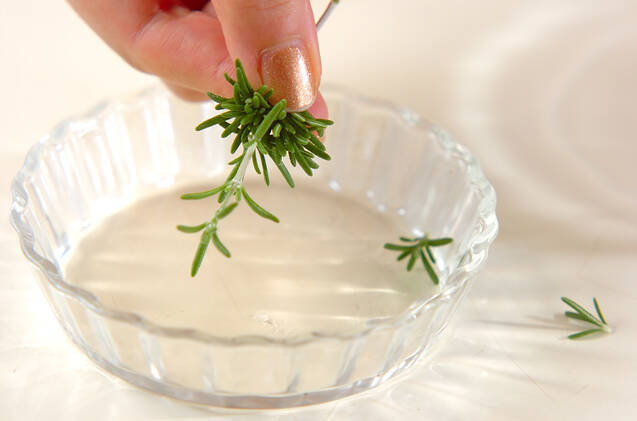 ナッツとハーブのエビマヨの作り方の手順1