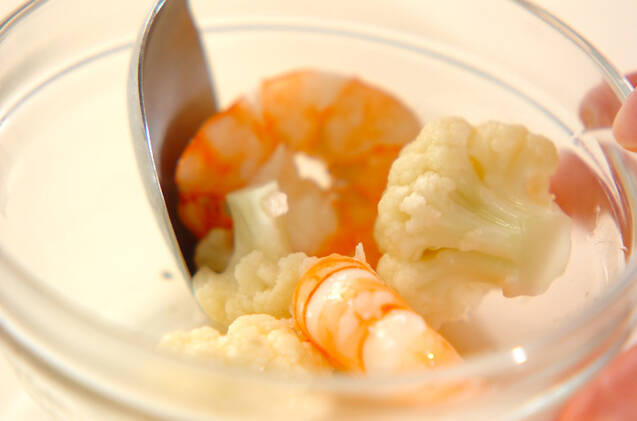 エビとカリフラワーのサラダの作り方の手順3