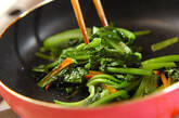 小松菜とニンジンの塩炒めの作り方2