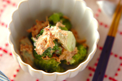 ブロッコリーのおかかマヨ和え