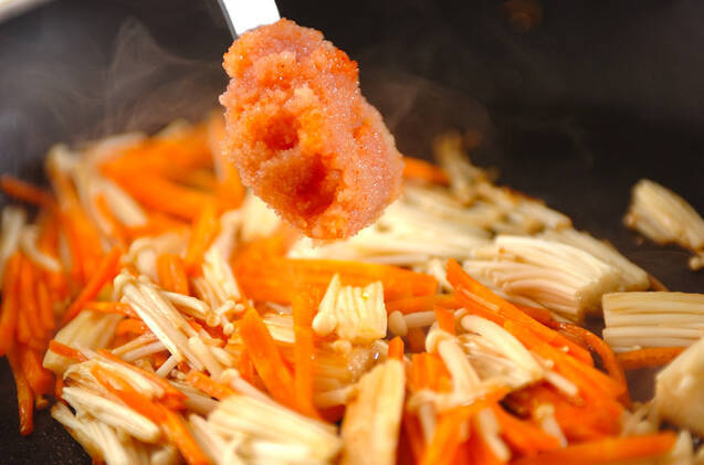 エノキとニンジンの明太子炒めの作り方の手順2