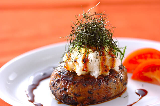 白い皿に盛られた、黒米ハンバーグ