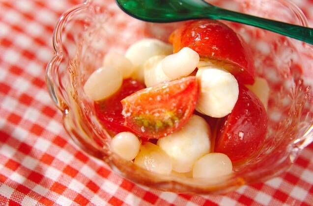 ガラスの器に盛られたトマトとらっきょうの前菜