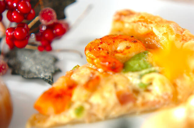 皿に盛り付けられたえびとアボカドのキッシュ