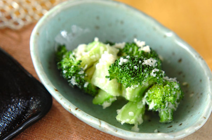 ブロッコリーのチーズまぶし