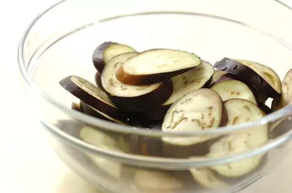 時短であともう一品!レンジ蒸しナスの和え物の作り方1