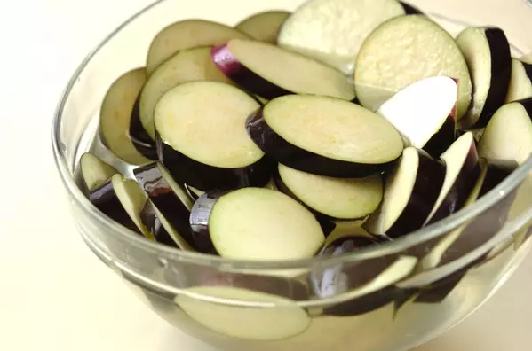 時短であともう一品!レンジ蒸しナスの和え物の下準備1