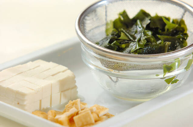 豆腐とワカメの赤だしの作り方の手順1