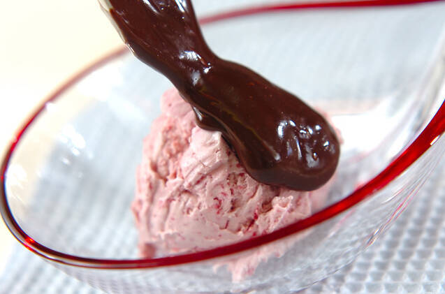 ラズベリーアイスのチョコソースがけの作り方の手順4