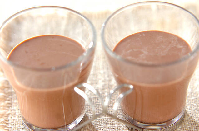 ジンジャーココアが入ったガラスのカップが2つ並んでいる