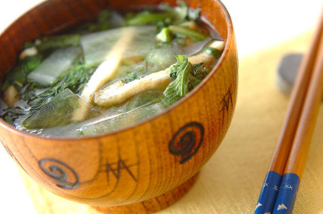 茶色いお椀に盛られた春菊と大根と油揚げの味噌汁