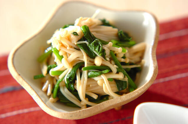 星形の小鉢に盛られたほうれん草とえのきのからししょうゆ和え