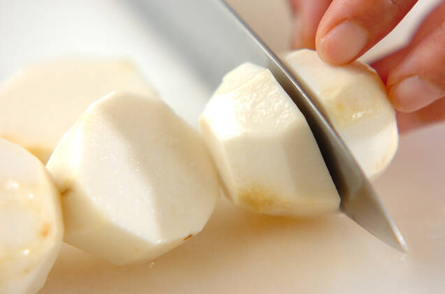 里芋のゴマ和えの作り方の手順1