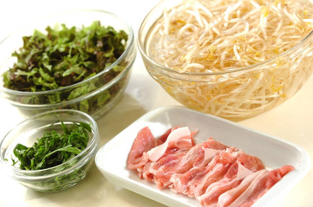 豚しゃぶの生春巻き梅肉ソースの作り方の手順1