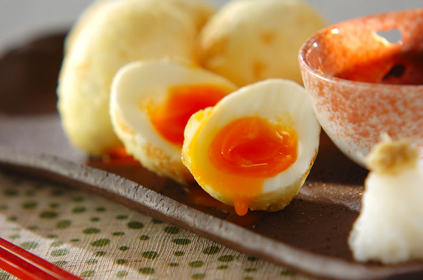 陶器に盛り付けた半熟卵の天ぷら