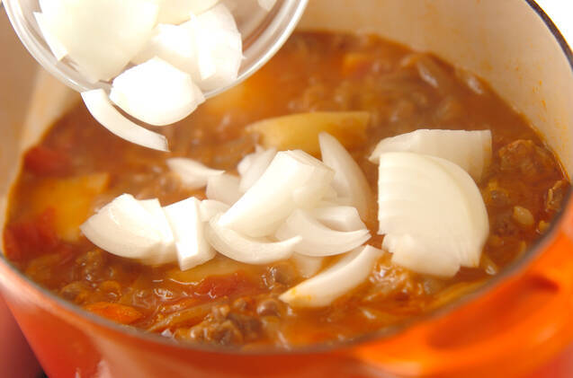 新玉ネギの牛すじカレーの作り方の手順3