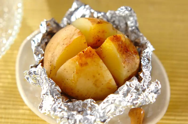 カレーバター風味のジャガイモのホイル焼き 副菜 レシピ 作り方 E レシピ 料理のプロが作る簡単レシピ
