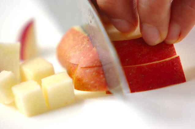 リンゴと豆のチーズ和えの作り方の手順1