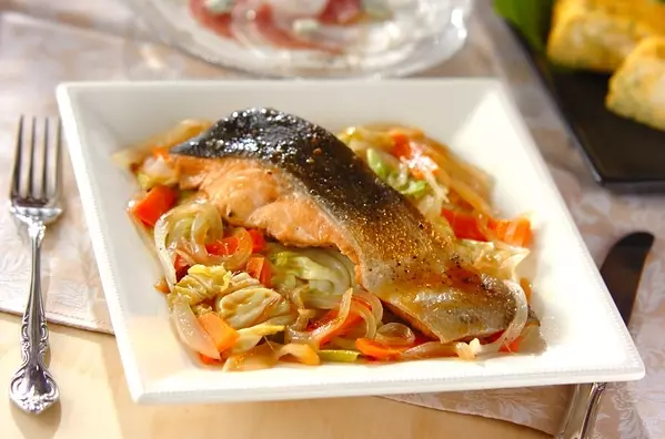 鮭とキャベツのワイン蒸し