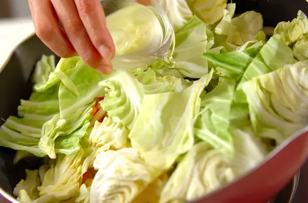 鮭とキャベツのワイン蒸しの作り方2