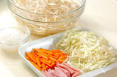 野菜たっぷり春雨サラダの下準備1