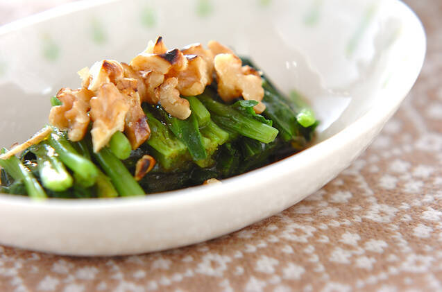 白い器に盛られたほうれん草とクルミのサラダ