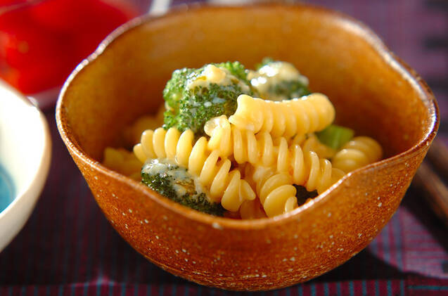 赤茶色の小鉢に盛りつけられたマカロニとブロッコリーの和風サラダ