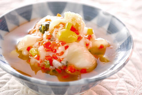 水色の器に盛り付けられた、鮭の蕪蒸し