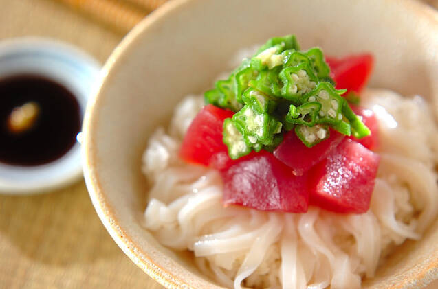 茶碗に盛られたわさび醤油のマグロ丼