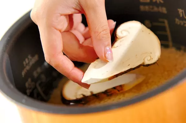 ぜいたくに!松茸のみの松茸ご飯の作り方1