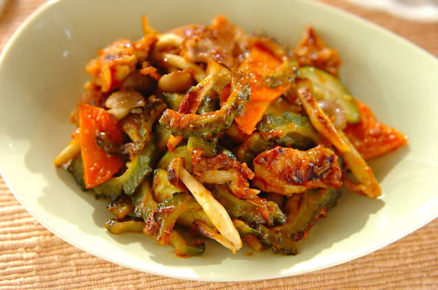 白色の皿に盛られた豚肉とズッキーニとしめじのカレー炒め